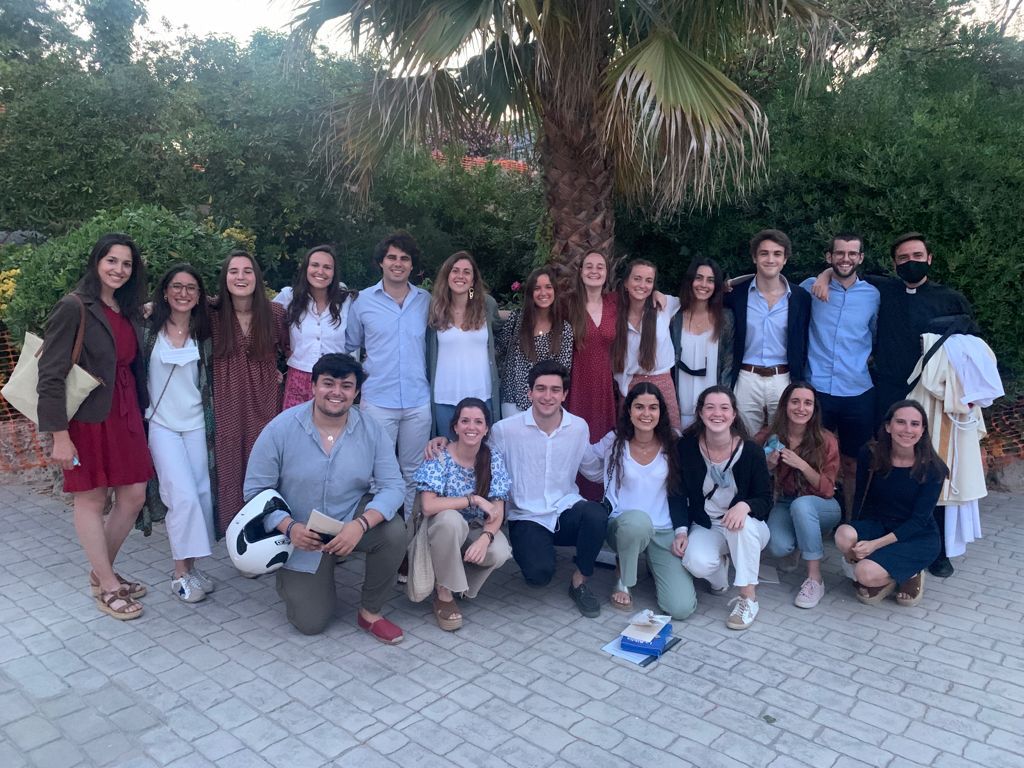 Jóvenes del Regnum Christi al servicio de la Iglesia en Barcelona